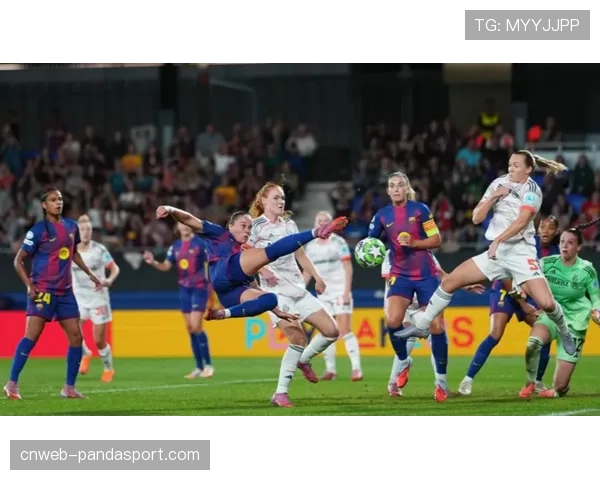 特写：老将普特利亚斯赛后指导年轻球员，传承球队精神